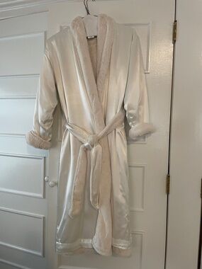 Giraffe at Home Cozy Cream Satin/Plush Robe